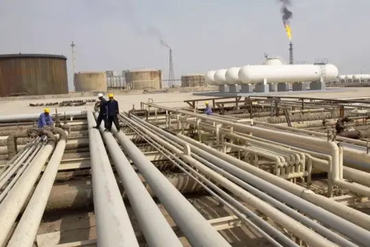 العراق يدرس إنشاء خط أنابيب نفطي إلى ميناء بانياس السوري لتنويع منافذ التصدير
