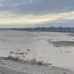 بشكل مفاجئ.. الاحتلال يفتح مجرى وادي غزة والمياه تجرف خيام النازحين