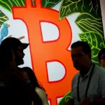 بتكوين تقترب من 80 ألف دولار بدعم مشتريات مؤسسية وتغطية المراكز المكشوفة