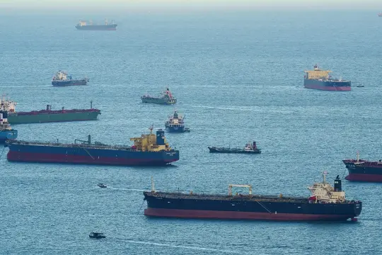 النفط يواصل الصعود مع تصاعد الحرب في إيران وإغلاق شبه كامل لمضيق هرمز