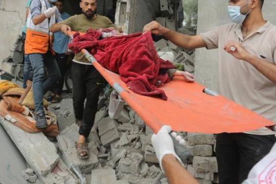 الدفاع المدني ينتشل جثامين ورفات 17 مفقودًا من تحت أنقاض منازل في غزة