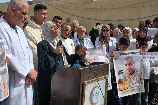 وقفة في خان يونس للمطالبة بالإفراج عن الأطباء والممرضين من السجون الإسرائيلية