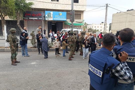 قوات الاحتلال تقمع وقفة احتجاجية بمنطقة الجلدة بمدينة الخليل ويقتحم المستشفى الأهلي