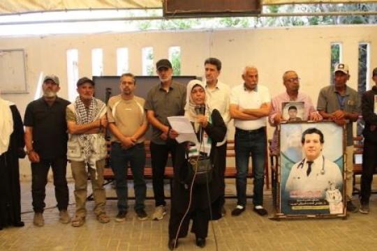 أهالي أسرى غزة ينظمون وقفة حاشدة أمام مقر الصليب الأحمر