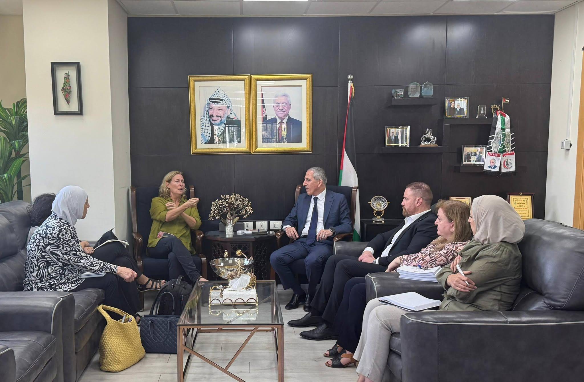 وكيل الوزارة يستعرض تحديات المنظومة الصحية في الضفة وغزة ويؤكد استمرار تقديم الخدمات رغم الأزمة المالية