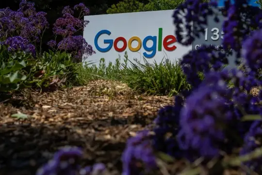 جوجل تربط رقم هاتف المستخدم تلقائيًا بحساباته على أندرويد.. كيف توقف الميزة؟