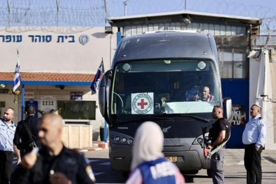 إسرائيل تسمح للصليب الأحمر بزيارة السجون دون لقاء الأسرى الفلسطينيين لأول مرة منذ أكتوبر 2023