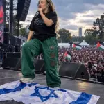 مغنية الراب الكولومبية تشيلو هوب تدوس على علم إسرائيل وتهتف لفلسطين في بوغوتا