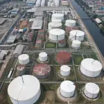 هبوط حاد لأسعار النفط وسط غموض المفاوضات بين واشنطن وطهران