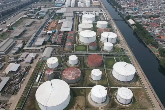 هبوط حاد لأسعار النفط وسط غموض المفاوضات بين واشنطن وطهران