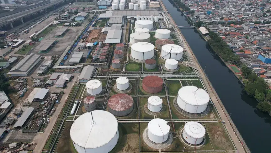 خام برنت وغرب تكساس يتراجعان بأكثر من 14% بعد تأجيل ضربات أمريكية على إيران وإشارات لترتيبات محتملة في مضيق هرمز