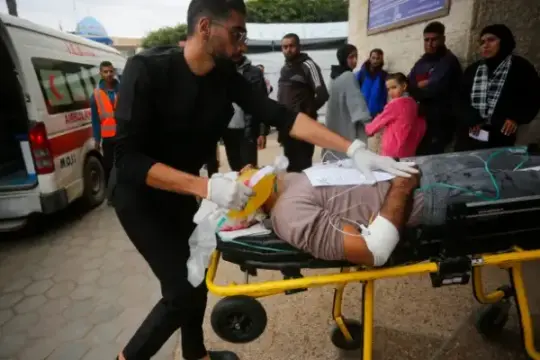 وصول جثمان شهيد مجهول إلى مستشفى الأقصى وسط غزة وسط استمرار خروقات وقف إطلاق النار