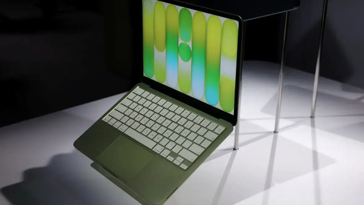 الجهاز الجديد يجمع بين التصميم الأنيق، شاشة Liquid Retina، شريحة A18 Pro، وميزات الذكاء الاصطناعي بسعر منخفض لم يسبق له في تاريخ الشركة