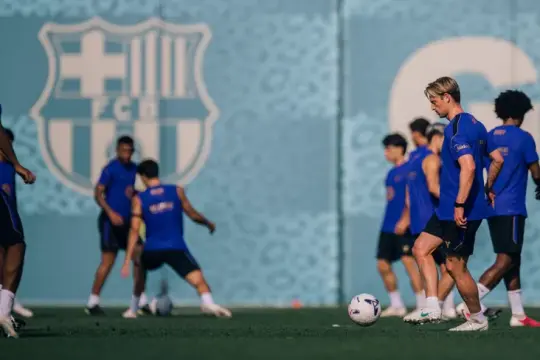 برشلونة يعلن جاهزية فرينكي دي يونغ لمواجهة ريال بيتيس