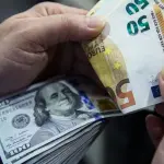 اليورو يتراجع إلى أدنى مستوى في أسبوعين مقابل الدولار