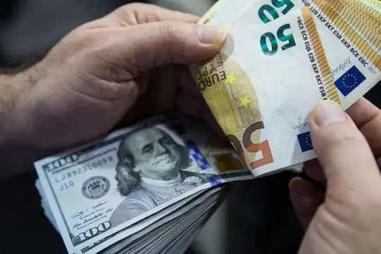 اليورو يتراجع إلى أدنى مستوى في أسبوعين مقابل الدولار