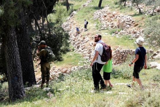 مستوطنون يعتدون على أهالي مسافر يطا ويغلقون طريقًا شرق طوباس ويخرّبون خطًا للمياه