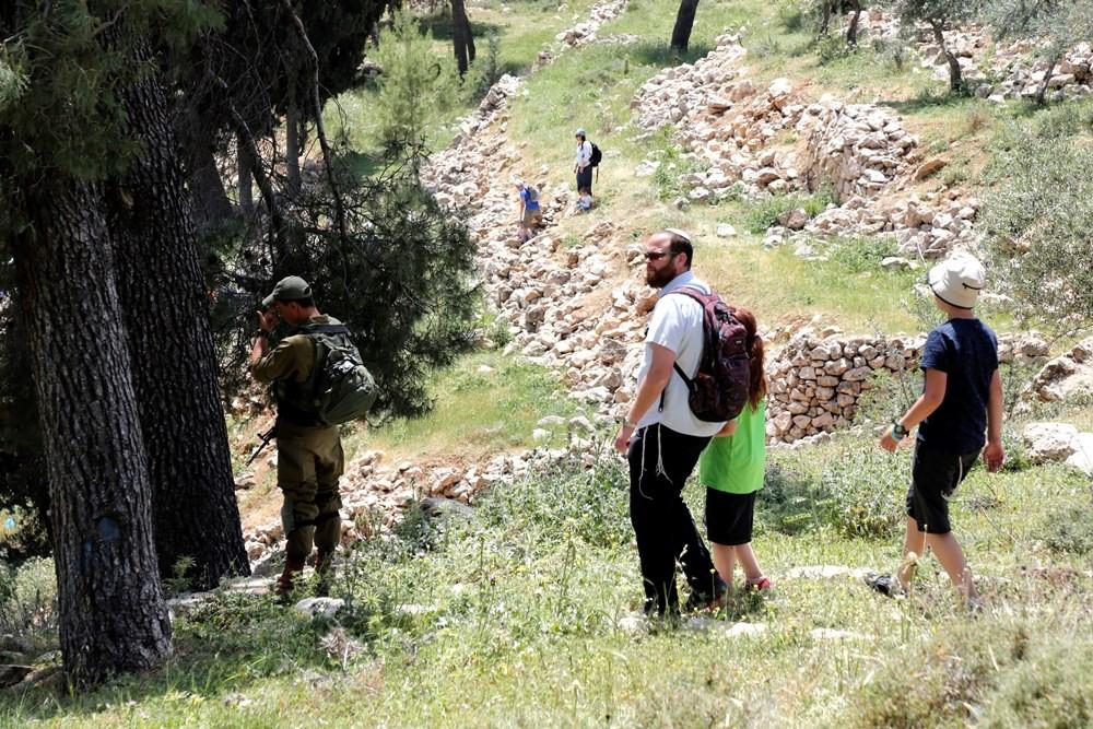 اعتداءات جديدة شملت رش غاز سام على منزل في وادي الرخيم، ونصب أعلام الاحتلال في أم الخير، وإغلاق طريق ترابي والاعتداء على خط مياه شرق طوباس.