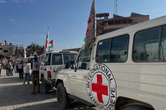 الصليب الأحمر يسهل الإفراج عن 3 معتقلين فلسطينيين ونقلهم إلى مستشفى شهداء الأقصى