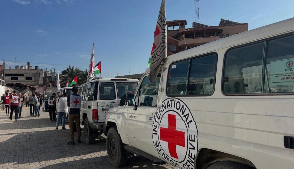 اللجنة الدولية تؤكد نقل الأسرى المفرج عنهم وتطالب مجددًا بالسماح بزيارة المعتقلين داخل السجون الإسرائيلية والكشف عن مصيرهم