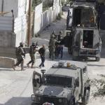 قوات الاحتلال الإسرائيلي تعتقل 3 شبان في مخيمات الضفة الغربية وتفرض حواجز عسكرية