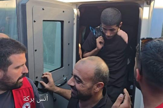 وصول 10 أسرى فلسطينيين محررين إلى مستشفى شهداء الأقصى وسط غزة