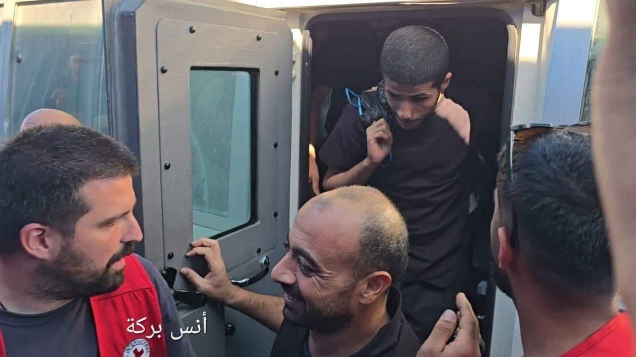 وصول 10 أسرى فلسطينيين محررين إلى مستشفى شهداء الأقصى وسط غزة