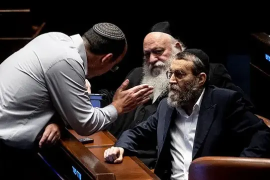 الكنيست يمضي قدماً في قانون يمنح دراسة التوراة مكانة دستورية وسط أزمة تجنيد الحريديين