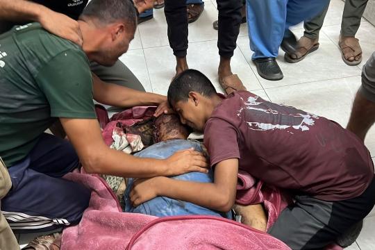 شهيد وإصابات في قصف إسرائيلي استهدف مواصي خان يونس جنوب قطاع غزة