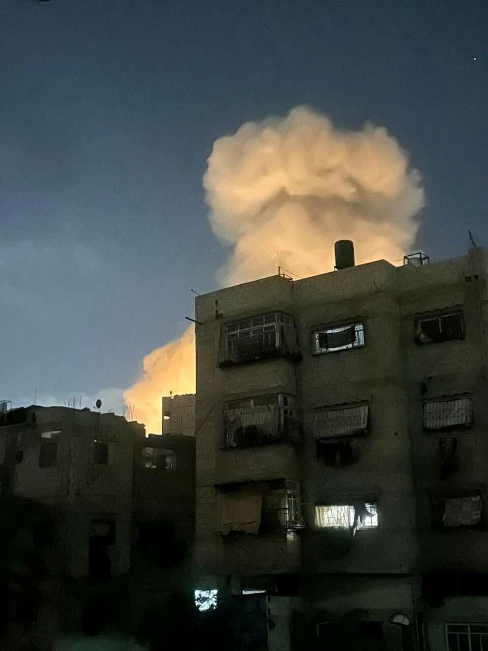 طيران الاحتلال يوسع غاراته على مناطق متفرقة من القطاع مستهدفًا منازل ومنشأة صناعية وسط استمرار التصعيد العسكري.