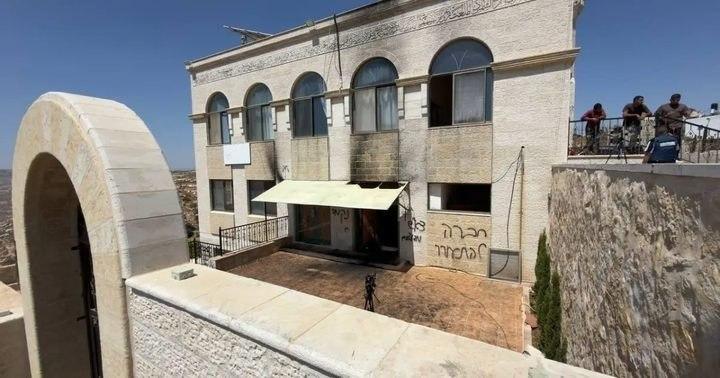 هجومان متزامنان استهدفا بلدتَي قصرة وبيت فوريك جنوب وشرق نابلس، وأسفرا عن أضرار مادية في مسجد ومنزل قبل انسحاب المهاجمين.