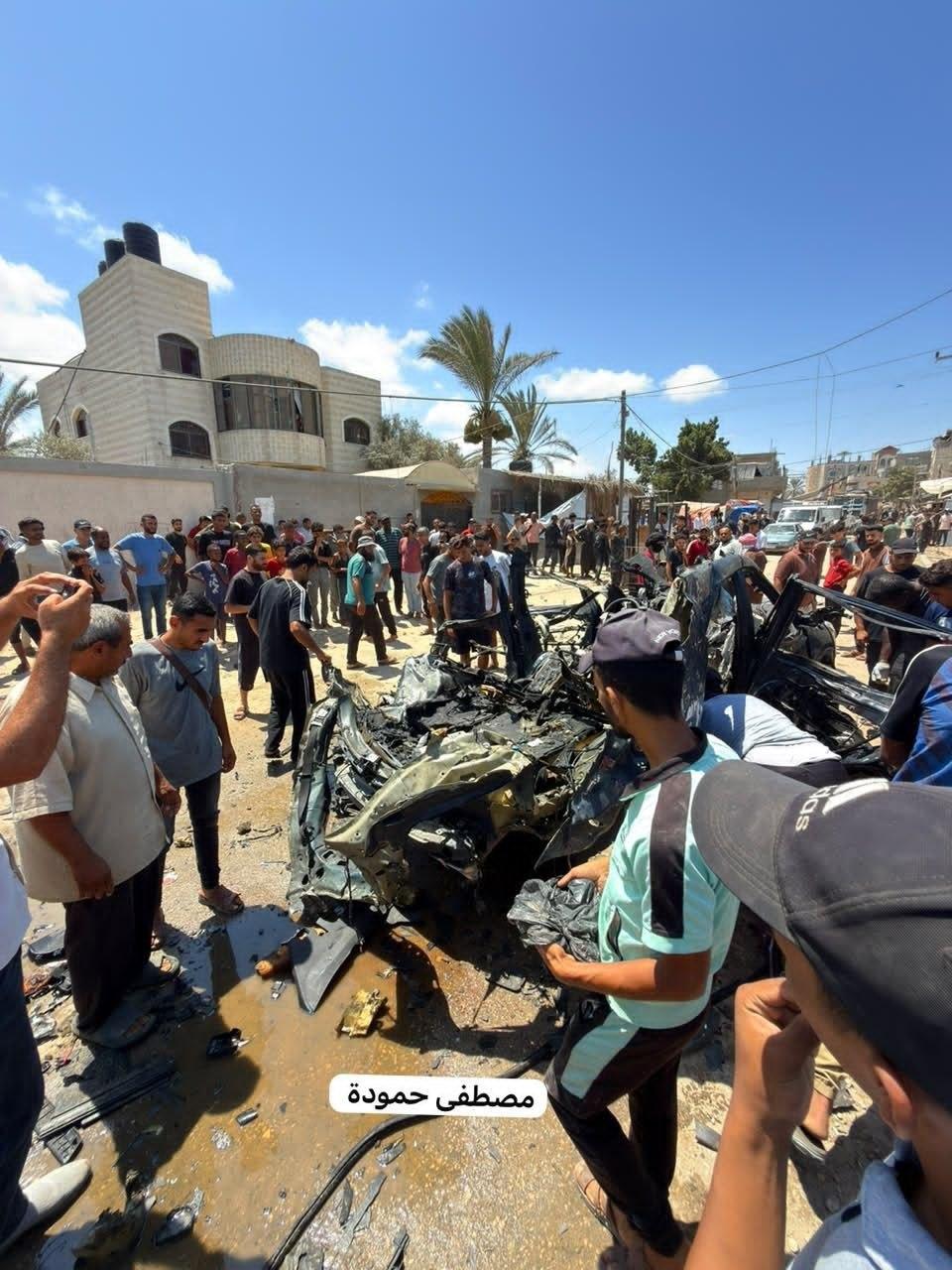 استشهاد مسؤول الأمن الداخلي في المحافظة الوسطى وضابط إثر استهداف مركبة بمسيّرة إسرائيلية في دير البلح