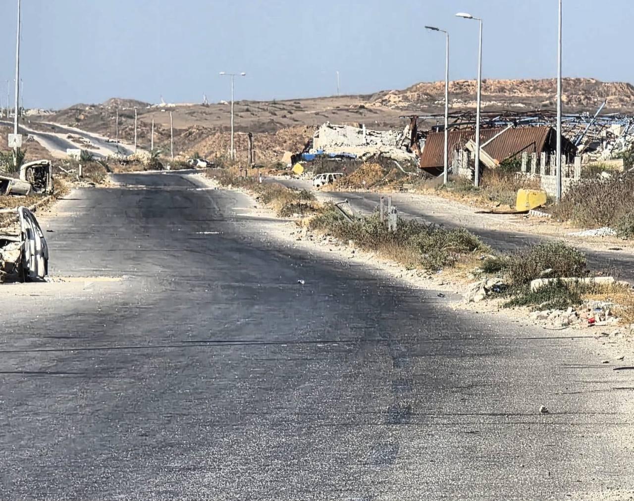 غارات وقصف مدفعي يستهدف خيام نازحين وتجمعات للمواطنين، مع توغل آليات الاحتلال في وسط القطاع واستمرار عمليات نسف المباني.