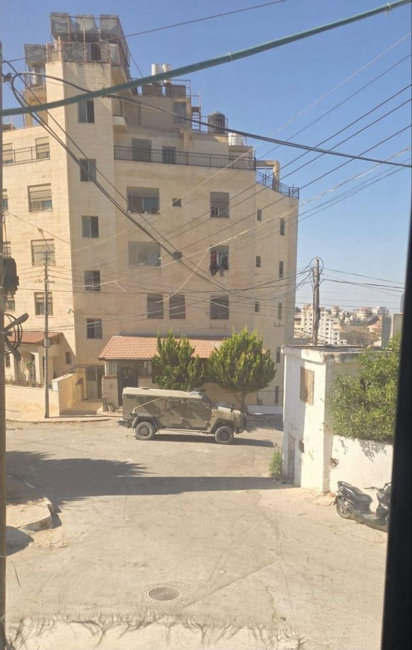 قوات الاحتلال تعتقل عدداً من المواطنين في نابلس ورام الله وطولكرم وبيت لحم، فيما هاجم مستوطنون بلدات غرب نابلس وأصيب شاب بالرصاص خلال المواجهات.