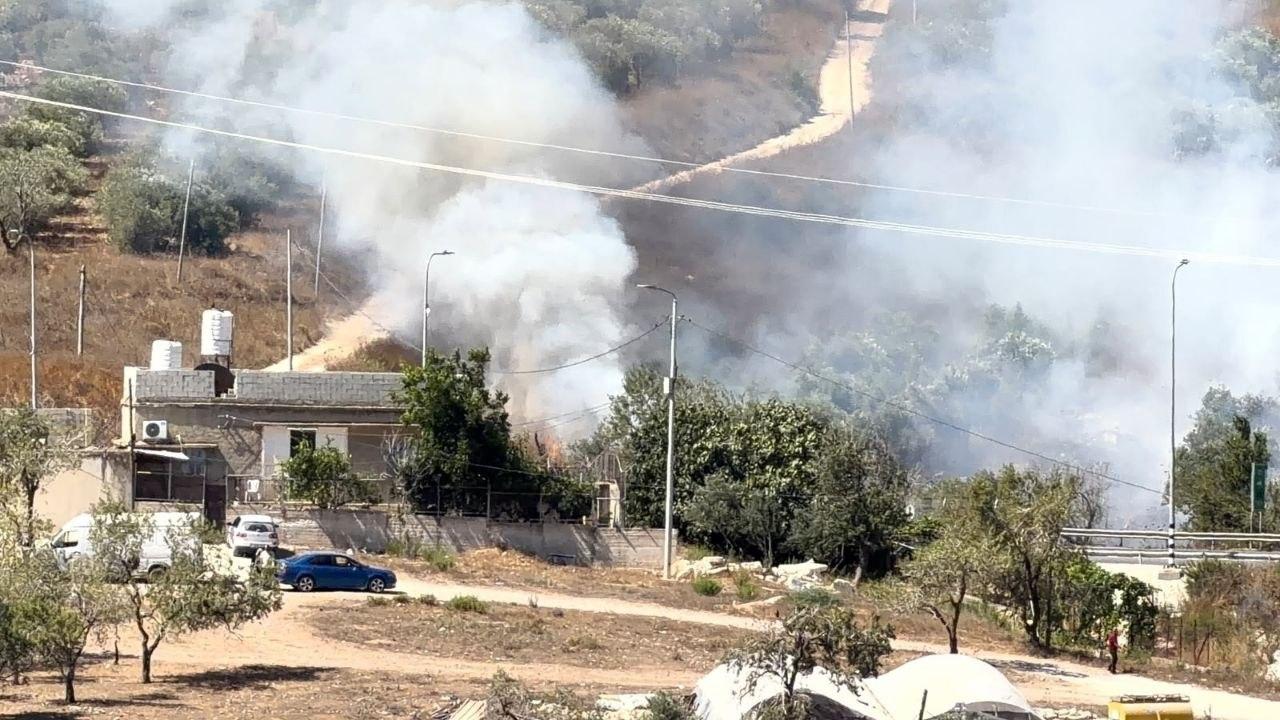 هجوم استهدف أراضي المواطنين في بلدة بورين وأدى إلى احتراق عدد من أشجار الزيتون وسط عرقلة عمل الدفاع المدني.
