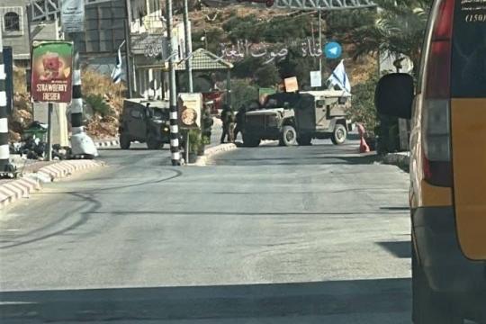 الاحتلال يصعّد انتهاكاته بالضفة: اعتقالات واقتحامات واعتداءات للمستوطنين في عدة محافظات