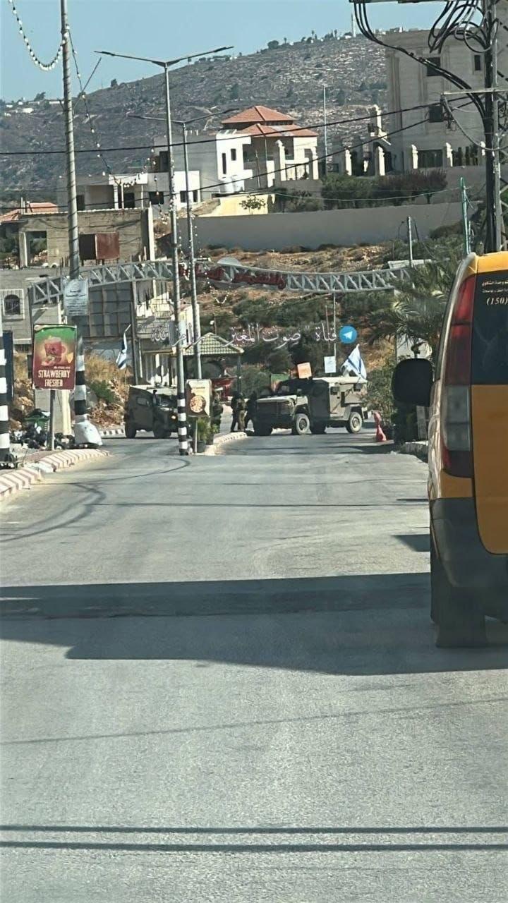 قوات الاحتلال تنفذ حملات اعتقال وإخطارات هدم، فيما واصل المستوطنون هجماتهم على المواطنين وممتلكاتهم في الخليل ورام الله وجنين