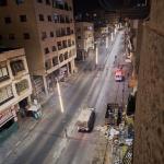 حملة اقتحامات واعتقالات واسعة بالضفة الغربية.. الاحتلال يداهم مدناً وبلدات ويحتجز صحفياً