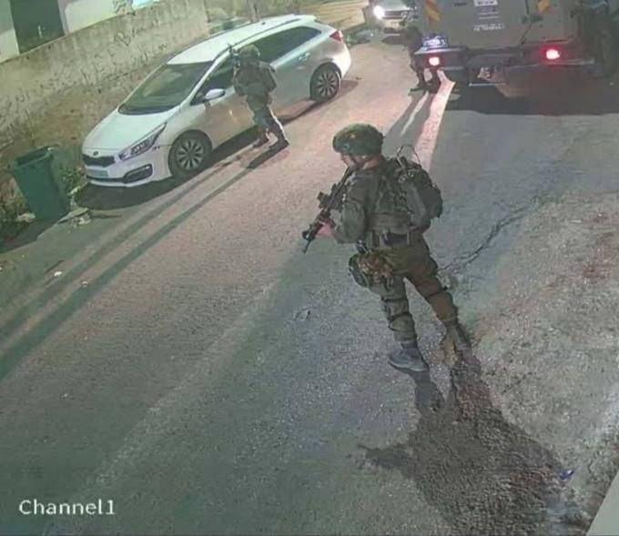 إصابة شاب برصاص الاحتلال شمال القدس، واعتقال 12 فلسطينياً، مع اقتحامات واسعة وهدم منازل واعتداءات للمستوطنين في عدة محافظات.
