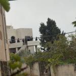 الاحتلال يشن مداهمات واعتقالات في الضفة الغربية ويحتجز صحفياً