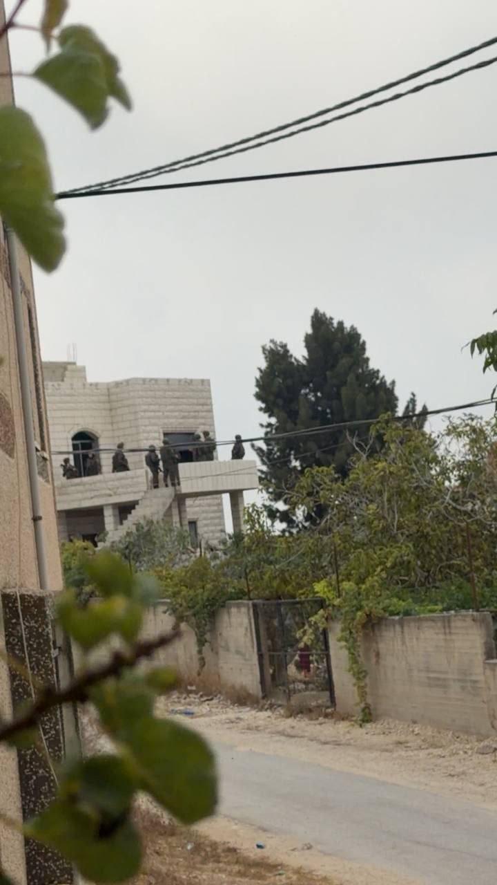 اعتقال خمسة فلسطينيين بينهم طفل في طولكرم ونابلس والخليل.. ومداهمات واسعة في رام الله واحتجاز عشرات المواطنين بالخليل