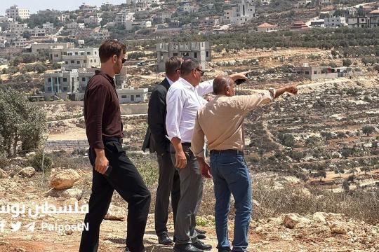 ممثل هولندا لدى فلسطين يزور منطقة "رأس العين" بقصرة للاطلاع على حصار المستوطنين للعائلات