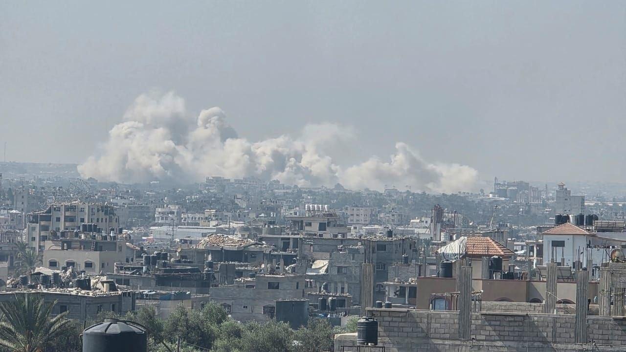 غارات مسيّرة استهدفت خيمة نازحين ومنزلًا وسطح منزل في النصيرات وخان يونس ومدينة غزة