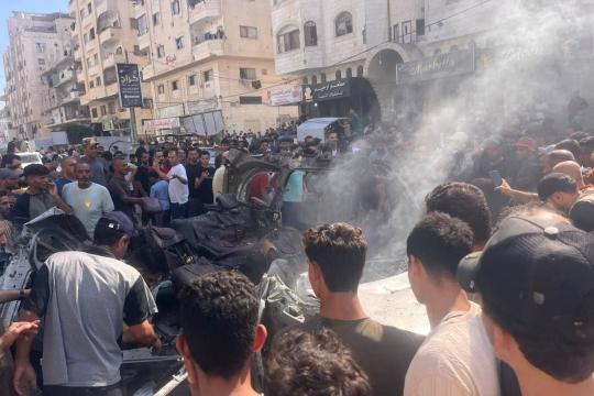 شهيدان وإصابات في قصف إسرائيلي استهدف مركبة جنوب غرب غزة