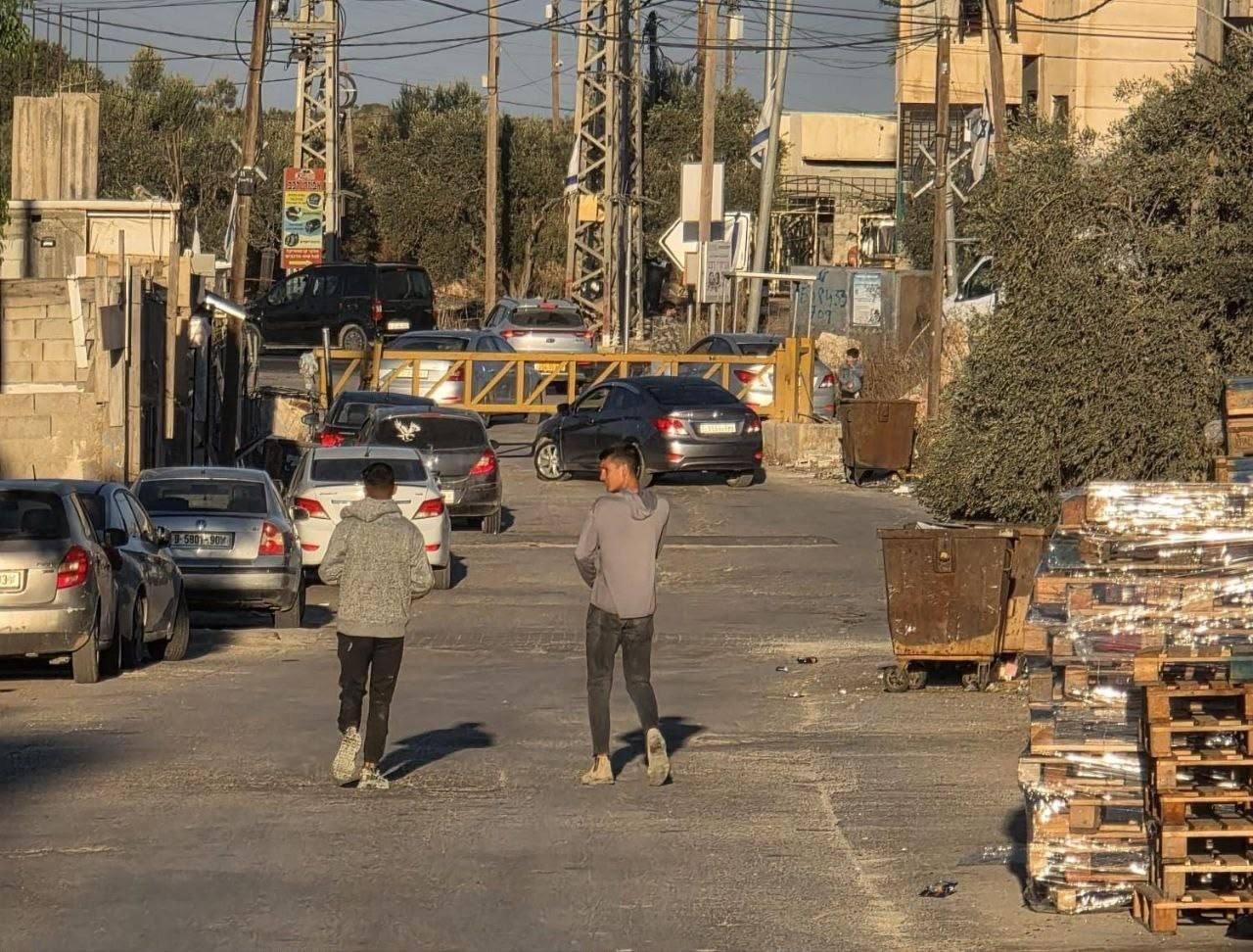 إعاقة حركة المواطنين ومطالبة بتغيير لون عمارة