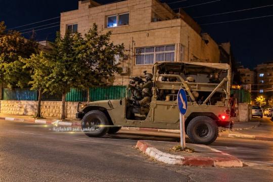 الاحتلال يعزز اقتحامه للخليل ويغلق مداخل المحافظة وطرقها الرئيسية