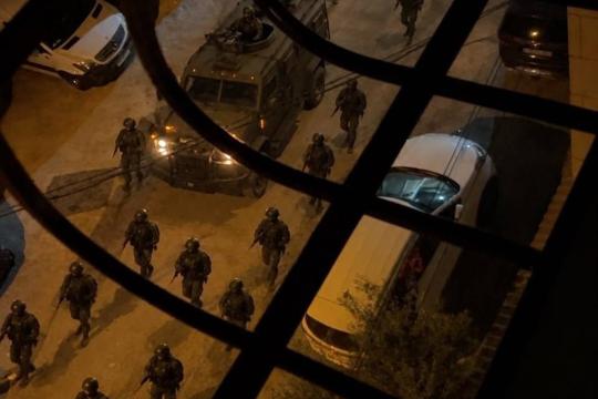 إصابة 9 فلسطينيين بينهم 6 أطفال بالاختناق خلال اقتحام الاحتلال بلدة حلحول شمال الخليل