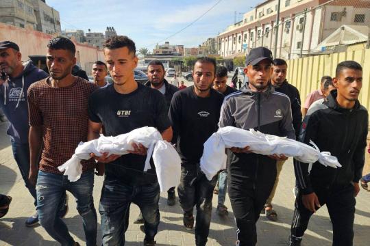وفاة طفلتين متأثرتين بإصابتيهما جراء حريق في خيمة للنازحين بمواصي خان يونس