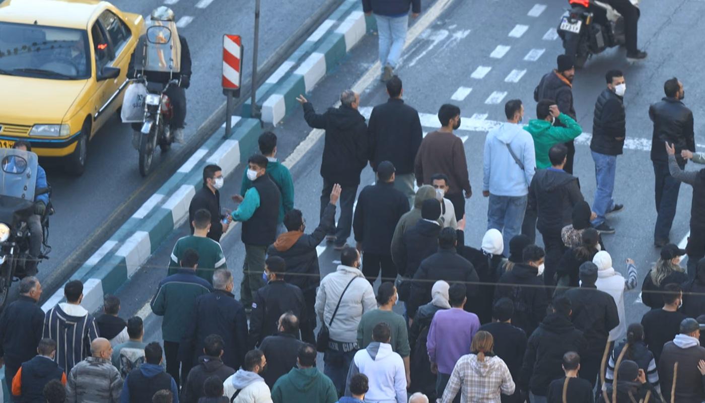 المظاهرات بدأت بطهران وتوسعت إلى لردغان وكوهدشت، فيما استعملت الشرطة الغاز المسيل للدموع لفض الاحتجاجات