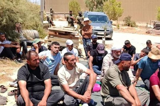 عشرات الفلسطينيين يؤدون صلاة الجمعة في مسافر يطا رفضًا لاعتداءات المستوطنين